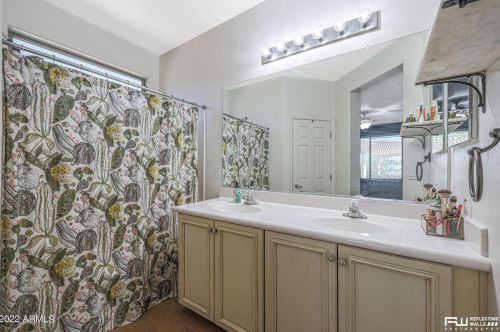 3882 Ashton Dr, Phoenix AZ 85086-2774 exterior