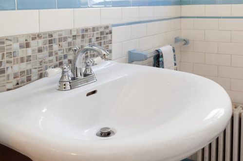 65 Phelps Rd, Middletown RI 02842-5448 exterior