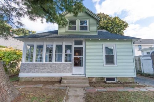 62 Macy St, Quincy, MA 02169-3642