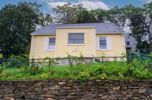 17 Ives St, Worcester MA  01603-2614 exterior