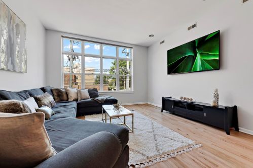 1962 Lawrence Ave, Chicago, IL 60640-4008