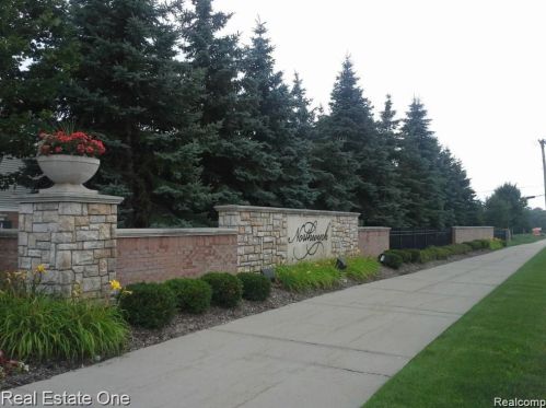 1060 Alameda Blvd, Troy MI  48085-6733 exterior