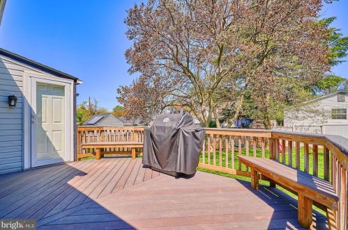 1000 Crawford Dr, Rockville MD  20851-1605 exterior