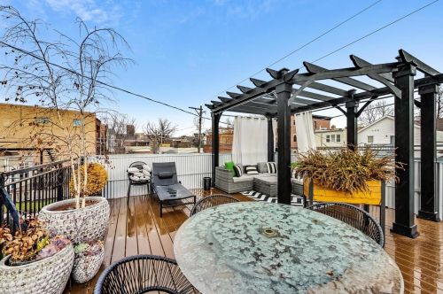 3831 Ravenswood Ave, Chicago IL 60613-2419 exterior