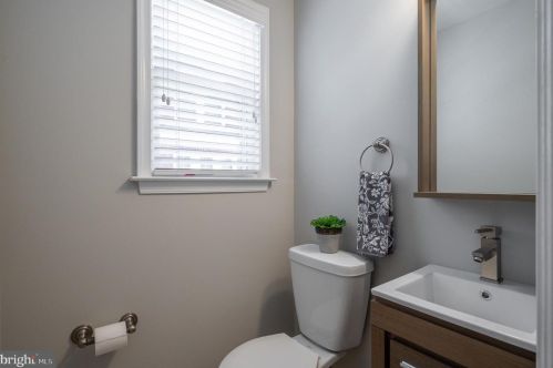 303 Raymond Ave, Alexandria VA 22301-1038 exterior