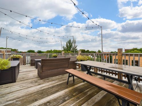 2435 Sheffield Ave, Chicago IL  60614-2233 exterior