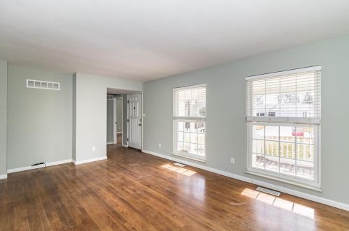 2637 Midland Ridge Dr, Saint Louis, MO 63114-1232