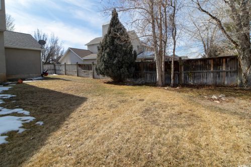 1471 Edgecliff Dr, Sandy UT 84092-4348 exterior