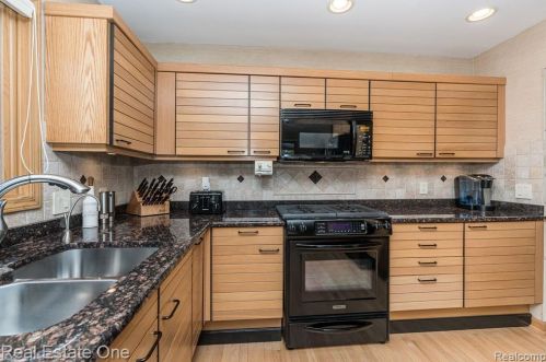 2872 Riv Trl Dr, Rochester MI  48309-3203 exterior