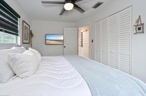 5148 Napoli Dr, Naples FL 34103-8957 exterior