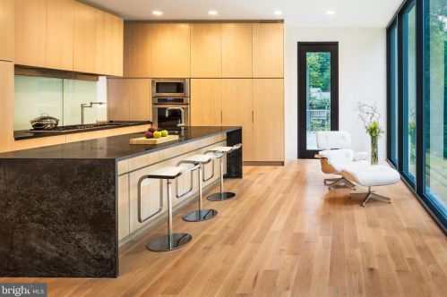 8725 Brk Rd, Mc Lean VA 22102-1507 exterior