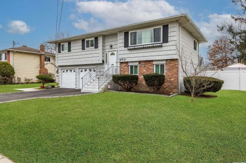 36 Espie Ln, Babylon, NY 11703-4106
