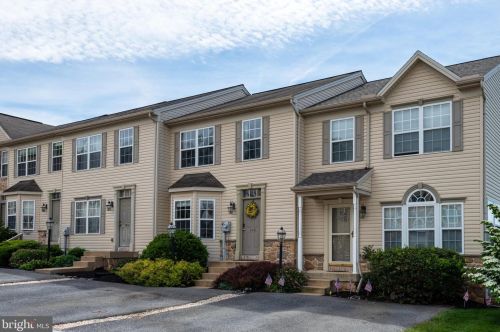 105 Knollwood Dr, Lancaster PA 17601-5613 exterior