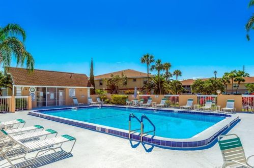 1548 Royal Green Cir, Fort Pierce FL  34952-4601 exterior