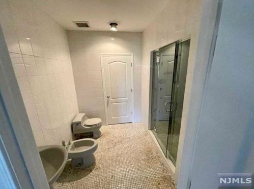 3 Bakley Ter, Town Center NJ 07052-2169 exterior