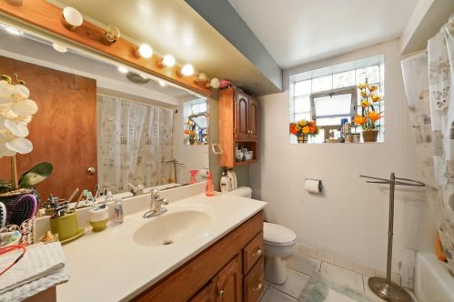 6724 63rd St, Chicago IL 60638-4004 exterior