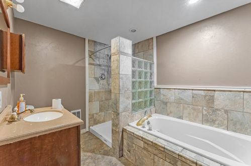 200 Main St, Pittsburgh PA 15215-2447 exterior