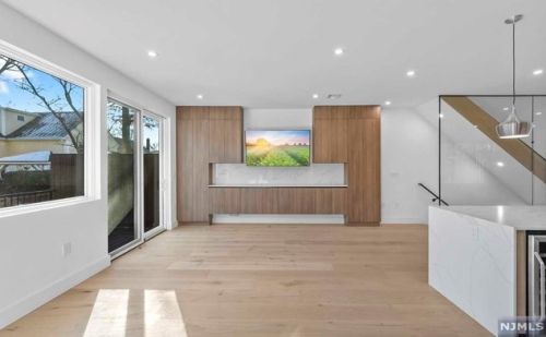 152 Morningside Ln, Palisades Park NJ 07650-1918 exterior