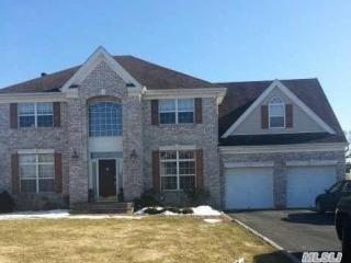 12 Timber Ridge Dr, Hunt, NY 11743-4898