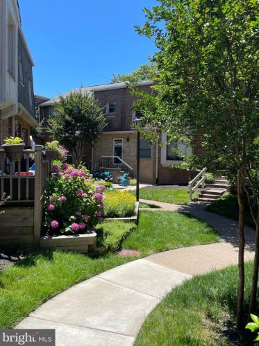 1718 Dogwood Dr, Alexandria, VA 22302-2309