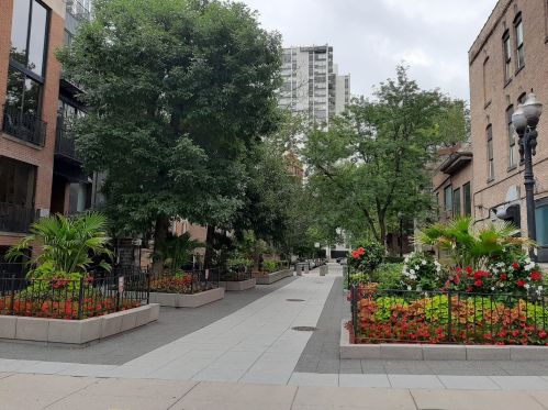 1460 Sandburg Ter, Chicago IL  60610-7688 exterior