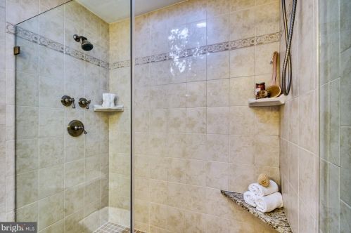 5823 Colfax Ave, Alexandria VA 22311-1013 exterior