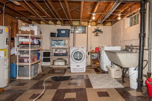 6957 Verona Ct, Milwaukee WI 53227-4429 exterior