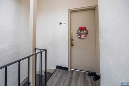 207 St, Union City NJ 07087-6404 exterior