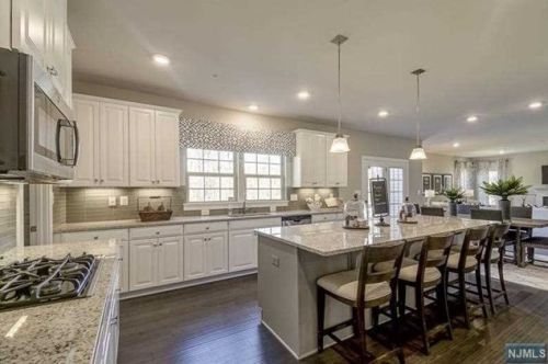 454 Charles St, N Milford NJ  07646-1939 exterior