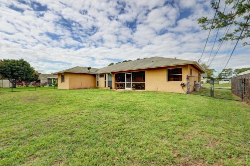 3419 Fashoda St, Fort Pierce FL 34953-4643 exterior