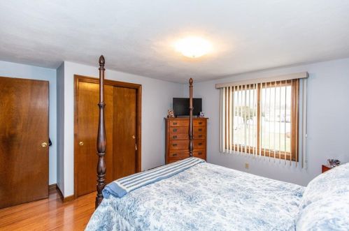 8 Ferncrest Dr, Providence RI 02919-3503 exterior