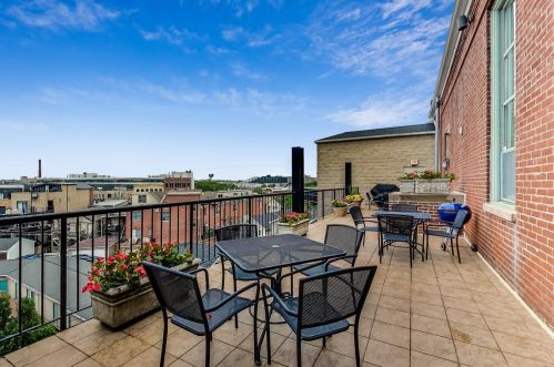 1445 Belden Ave, Chicago IL 60614-3057 exterior