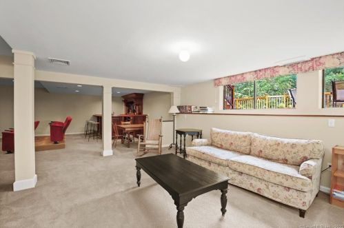 40 Pipers Hl Rd, Wilton CT 06897-1511 exterior