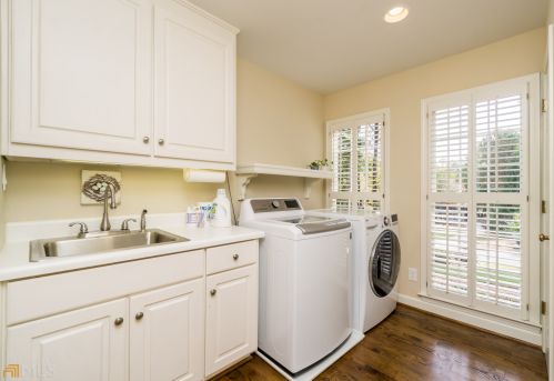 7710 Dunvegan Close, Atlanta GA 30350-5504 exterior