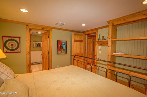 47 Fairwynds Dr, Lenox MA 01240-2729 exterior