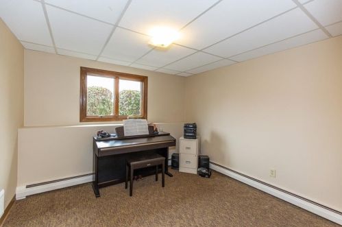 8 Ferncrest Dr, Providence RI 02919-3503 exterior