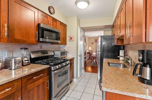 46 Woodfern St, Edison NJ 08820-1443 exterior