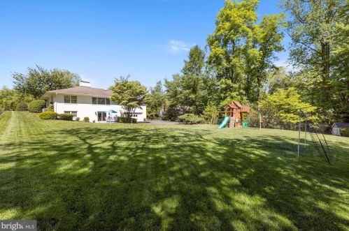 1825 Briar Ridge Ct, Mc Lean VA  22101-4233 exterior