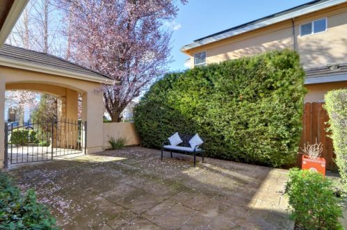 1512 Arena Dr, Davis, CA 95618-6748