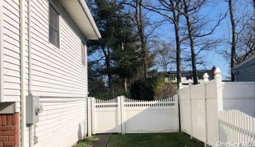19 Linda Ln, Babylon, NY 11703-1009