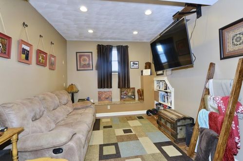 9 Ferncrest Dr, Providence RI 02919-3503 exterior