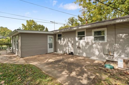 1044 Renshaw Dr, Saint Louis MO 63135-2833 exterior