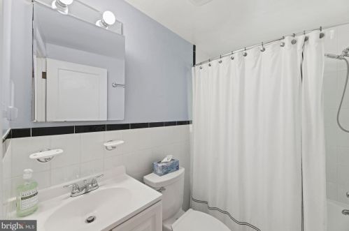 1712 Oakcrest Dr, Alexandria VA 22302-2336 exterior