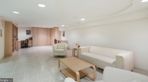 868 Broadmoor Rd, Huntingdon Valley PA 19006-2803 exterior