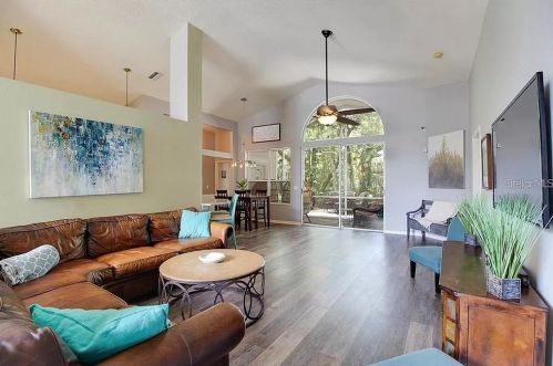 11934 Derbyshire Dr, Tampa FL  33626-2645 exterior