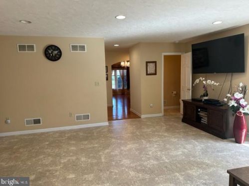 381 Thornhill Dr, Hanover PA  17331-7976 exterior