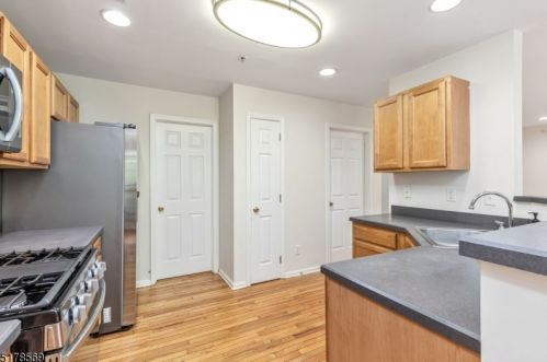 1006 Robin Ct, Green Brook NJ 08812-1737 exterior