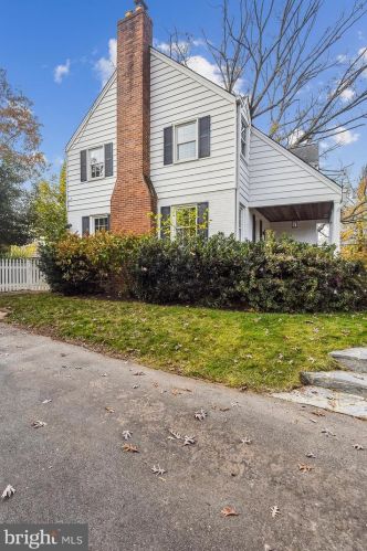 1612 Oakcrest Dr, Alexandria VA 22302-2337 exterior