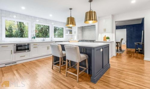 6160 Heards Creek Dr, Atlanta GA  30328-3635 exterior