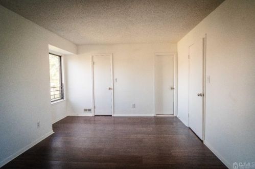 10 Park Gate Dr, Edison NJ 08820-4025 exterior